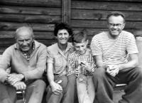 S rodinou na chatě v Čižicích; zleva Vladimírův táta, manželka Zdeňka, syn Vladimír a Vladimír Beneš