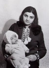 Jiřina Gabčová with her first daughter Jiřinka, over which the witness holds patronage (Rotava in 1974) 