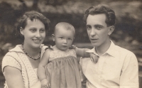 Mum, dad and one-year-old Miluška Havlůjová in 1930