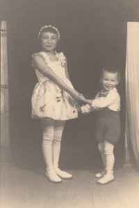 Miluška Havlůjová with her brother Karel in 1937