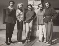 Jako externí zaměstnankyně Ústavu bytové a oděvní kultury, Miluška Havlůjová druhá zleva, 1951