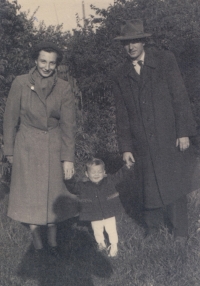 Manželé Havlůjovi se synem Tomášem - poslední fotka před zatčením Milušky, Velikonoce 1953