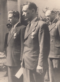 Otec Jaroslav Pompl dostává válečný kříž, 1946