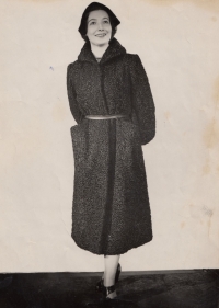 Manekýnou v Ústavu bytové a oděvní kultury, 1951