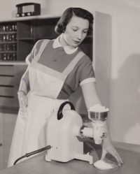 Manekýnou v Ústavu bytové a oděvní kultury, 1951