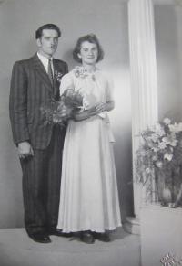 Alois Houserek s manželkou. Jeden ze tří Čechů sloužící za války na Štolnavě