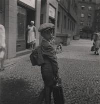 červen 1944 (při odjezdu na Moravu), Libeň, pamětník před domem, ve kterém s rodinou bydlel, v ulici U Libeňského pivovaru 1835/19