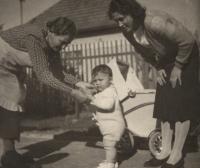 1939, Roztoky, the witness with his mother and grandmother, in the back yard of the house where he later lived with his grandmother