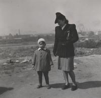 cca 1942, Praha, pamětník se služebnou Marií