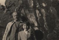 1946, Kozí hřbety u Unětic, pamětník s otcem