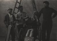 1962, Praha, zprava: pamětník, Lída Götzová, Elo Havetta, (?), z natáčení studentského filmu “Gotická manéž pro jednoho” v prvním ročníku FAMU