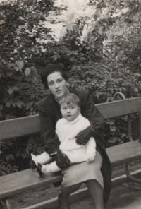 1939, Libeň, pamětník s matkou na Zámeckém vrchu