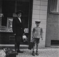 červen 1944 (při odjezdu na Moravu), Libeň, pamětník se služebnou Marií před domem, ve kterém s rodinou bydlel, v ulici U Libeňského pivovaru 1835/19