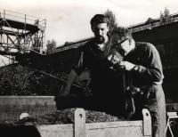 4. 10. 1966. Plzeň, Škoda, pamětník (vlevo) a Hofman (fotograf) při fotografování polyekranu Stvoření světa pro světovou výstavu v Montrealu (1967)