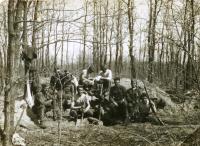 Anton Laššák (v strede) - kopanie zákopov pri Kursku 