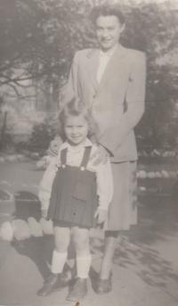 Jarmila Kročková s tetou Vilmou, Košice 1952