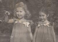 Jarmila Kročková (vlevo) se sestřenkou Věrou, Košice 1952