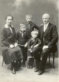 Obadálek family photo: from the left mother Bernarda (née Sadilová), middle son Vojtěch, eldest son Josef, youngest son Václav and father Ferdinand Obadálek