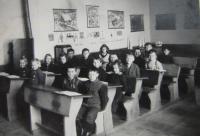 Vlevo dvojčata Eva a Ludmila Biňovcovi ve škole
