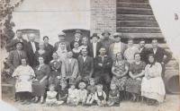 Obyvatele legionářské kolonie Stráž pri Čope v roce 1935 (pamětnice třetí zleva dolní řada, její rodiče druhý a třetí zleva horní řada)