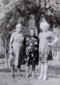 Pamětnice s matkou a tetou během návštěvy rodného kraje v roce 1973