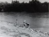 U řeky Latorica během návštěvy rodného kraje v roce 1973