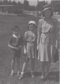 Paní Štolbová s bratrem a  maminkou