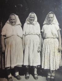 Zleva sestra Antonie, matka Rogálie a neteř v roce 1958 v Chrasticích