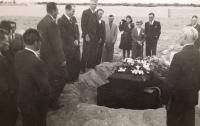 Pohřeb Richarda Heima na arménském křesťanském hřbitově v Tabrízu