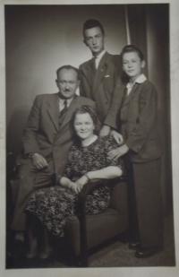 Rodinná fotografie s rodiči a bratrem