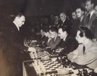 Václav Daněk (vpravo), při simultánní šachové partii