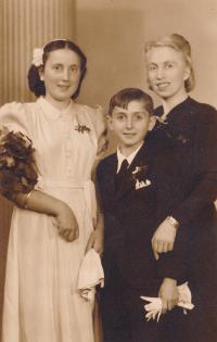 Olga Raisová s matkou a s bratrem (1942)