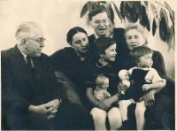 Olga Fialová s rodinou (Cilbulka, Vánoce 1959)