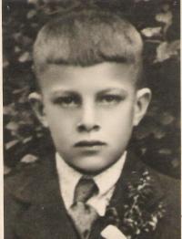 Vladimír (14), Otakarův starší bratr narozen 1929, zavražděn 1945