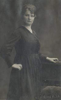 Jana Landšoffelová, matka pamětníka v mládí (ve věku 27 let)