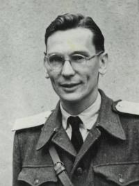 Pamětník ve vojenské uniformě