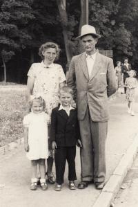 1953, Klatovy, s rodičemi a bratrem Karlem  