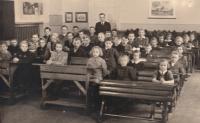 Czech class in German school in Jablonec nad Nisou - Pivovarská street, 1944-45 (Josef Tvrzník in the top left hand corner)