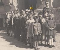 Czech class in German school in Jablonec nad Nisou - Pivovarská street, 1944-45 (Josef Tvrzník - see arrow)