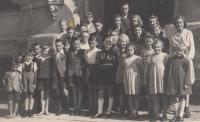 Czech class in German school in Jablonec nad Nisou - Pivovarská street, 1941 - 42 (Josef Tvrzník - see arrow)