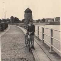 Josef Tvrzník na hrázi jablonecké přehrady, 1945