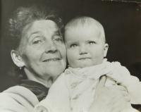 Hanička Ryšková (Holcnerová) s babičkou Eliškou Sušilovou