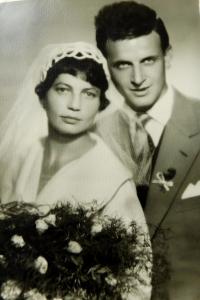 Wedding photo of the parents Ernest and Zdena Ryškovi on August 22, 1959
