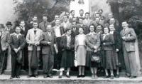 Foto z výletu  sboru. Helena dole vprostřed v tmavém