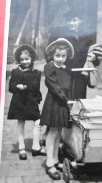 Matka s dcerami: vpředu Helena, za ní Hanka, v kočárku Olga