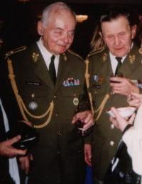 Generálmajor Miroslav Kácha s generálem Antonínem Husníkem 17. prosince 2003