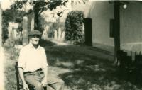 otec Alžbey Vargovej pred domom na židovskom cintoríne