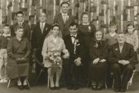 Svatba bratra Fratiška Stárka. Stojící třetí zprava Ludmila Uhlířová. Sedíci vlevo rodiče Antonín a Emíle Stárkovi.