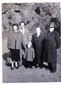 S rodiči, manželkou a dcerou Ivankou, 1951