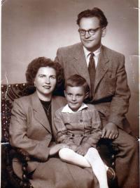S manželkou a synem Stanislavem, fotografické studio, 1954